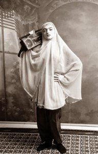04. Shadi GHADIRIAN photographie série:Qajar #18 - 2001 - Cprint - Noir et (...)