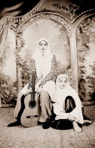 10. Shadi GHADIRIAN photographie série:Qajar #26 - 2001 - Cprint - Noir et (...)